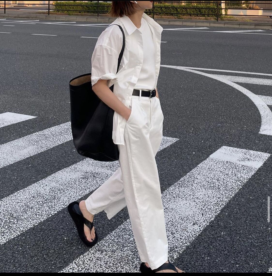 화이트 셔츠와 팬츠 차림으로 횡단보도를 건너는 데일리 룩